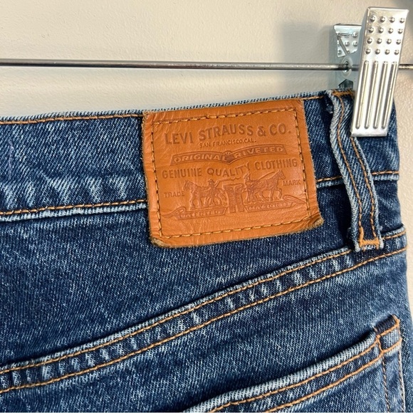 Levi’s Wedgie Straight Jeans in Medium Wash - Picture 14 of 16